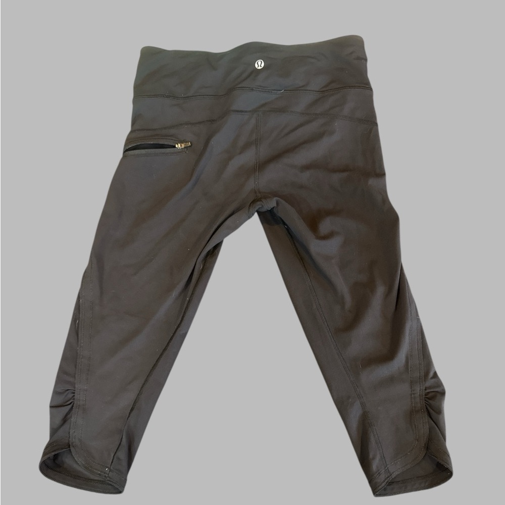 Women’s cropped Lululemon Black Leggings-Preloved